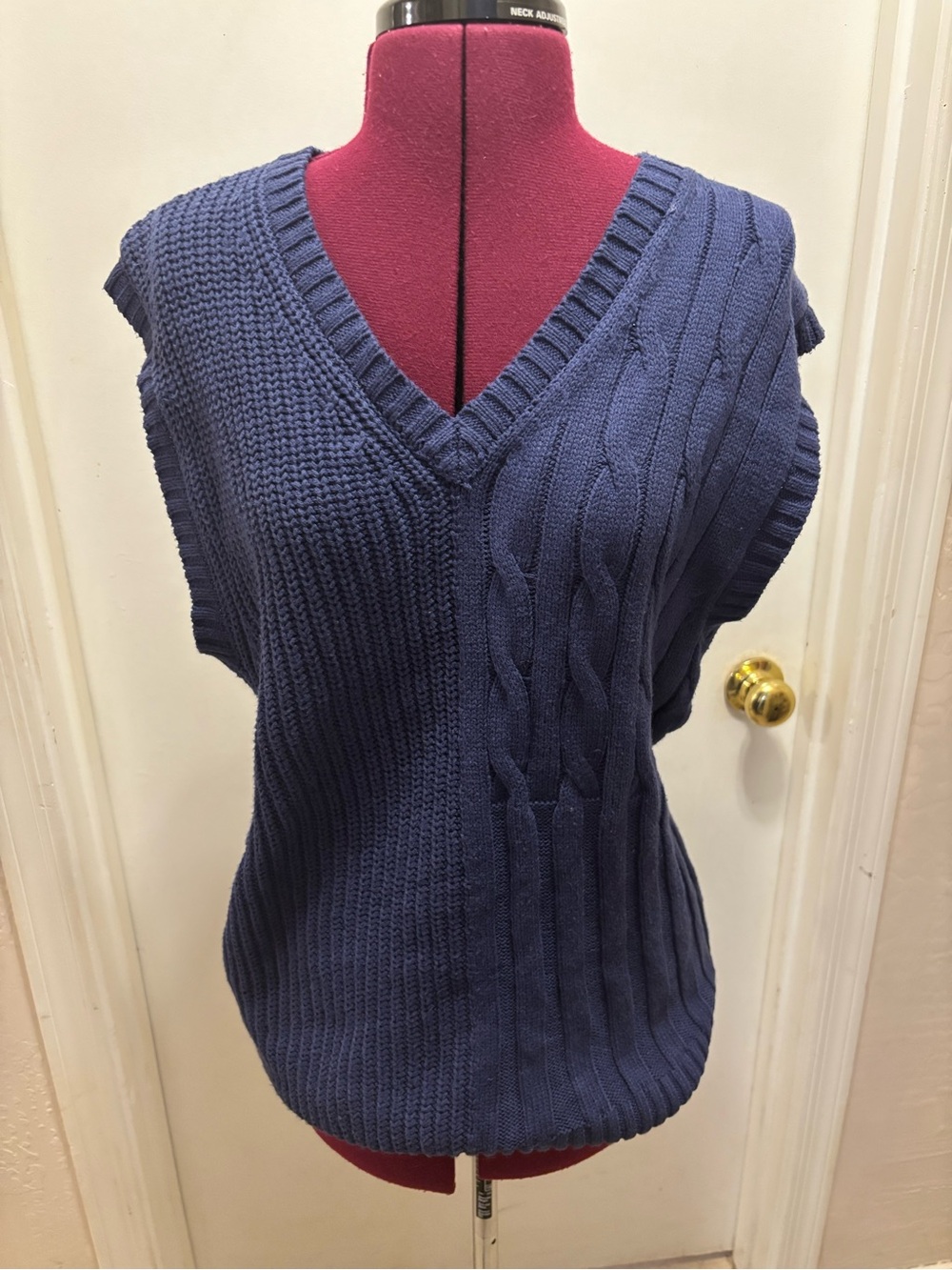 NWOT 33 Degrees V-Neck Cable Knit Sweater Vest - Navy, Size M